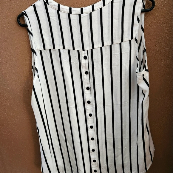 TORRID SUMMER TOP- SIZE 00 - Picture 3 of 6